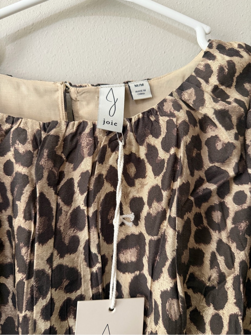 Joie NWT Leopard Print Puff Sleeve Smocked Waist Blouse Top Medium - Picture 7 of 10